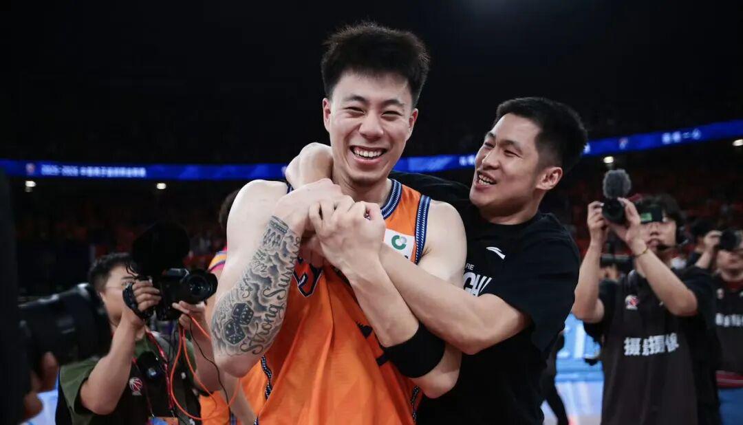 为什么说尼克斯53年首冠>马刺5次捧杯？