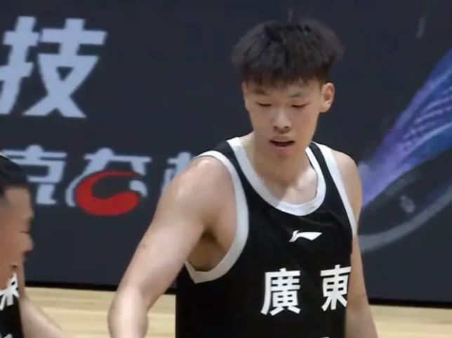 杨瀚森新老板夺冠了!NHL飓风队捧起斯坦利杯:给开拓者打个样?